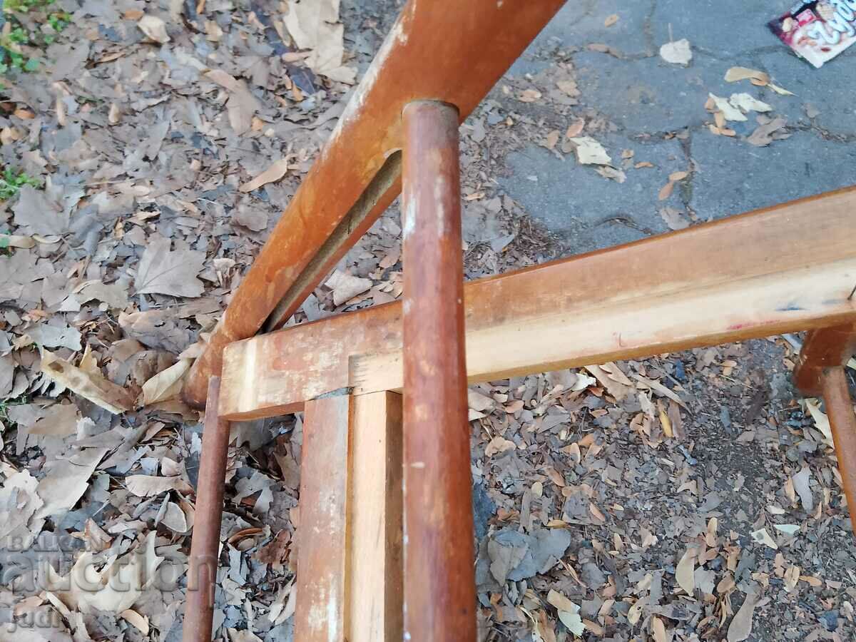 Licitație Un scaun pliant din lemn grozav Licitație Un scaun pliant din lemn grozav