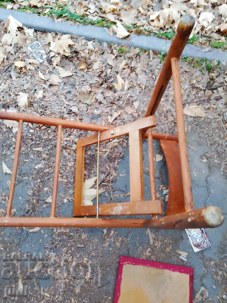 Livrarea Un scaun pliant din lemn grozav Livrarea Un scaun pliant din lemn grozav