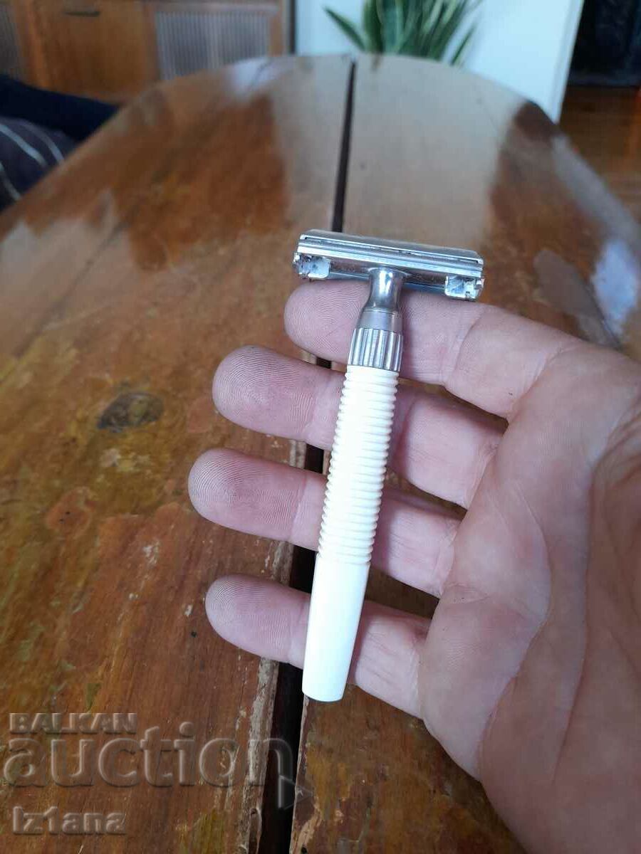 Old Gillette razor with price 22.00 BGN | € 11.25 Old Gillette razor with price 22.00 BGN | € 11.25