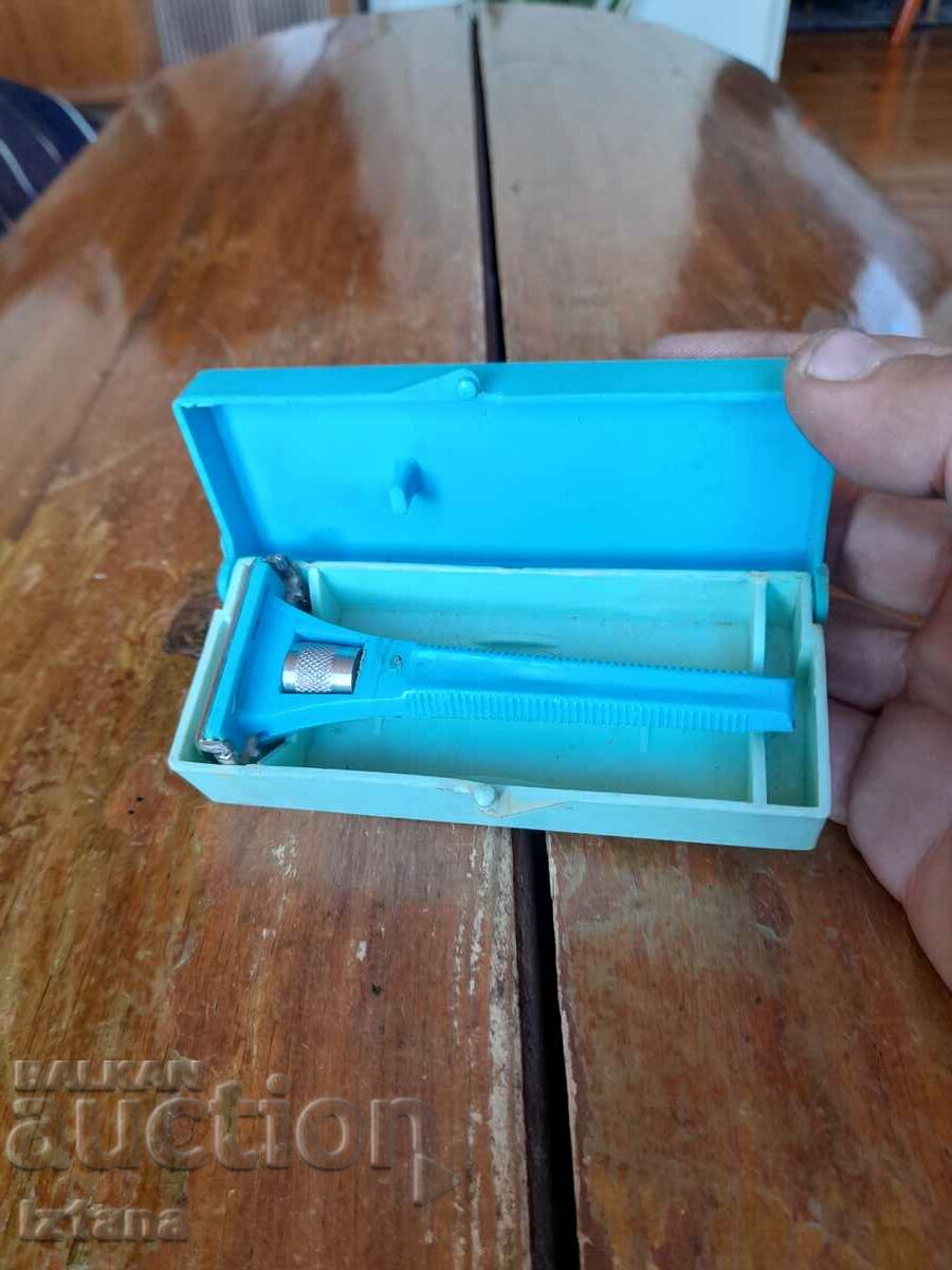 Ένα παλιό ξυράφι με τιμή 32.00 BGN | € 16.36 Ένα παλιό ξυράφι με τιμή 32.00 BGN | € 16.36