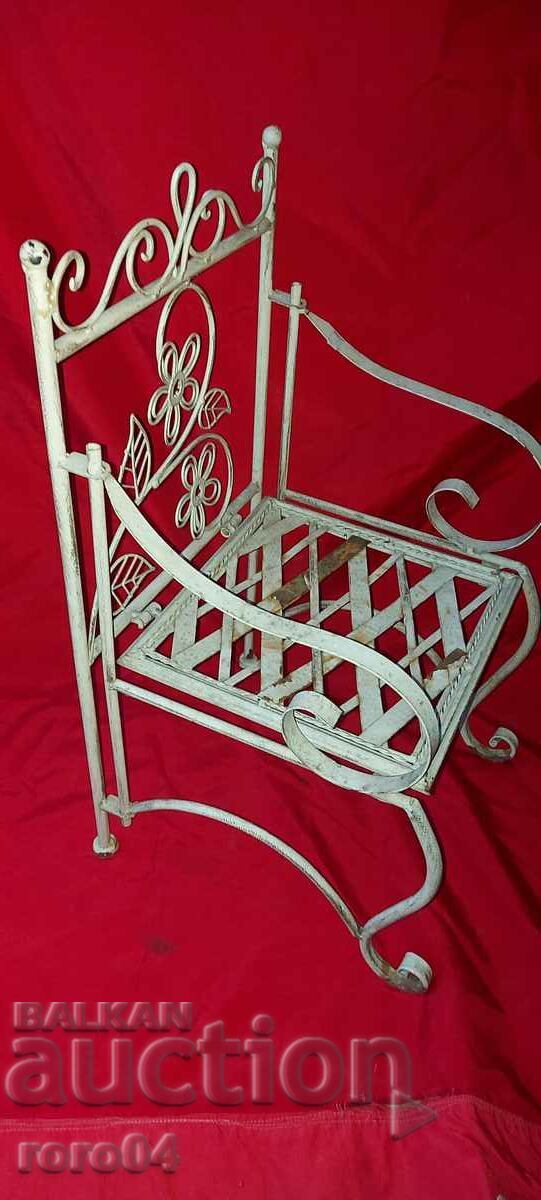 Auction OLD METAL FOLDING CHAIR Auction OLD METAL FOLDING CHAIR