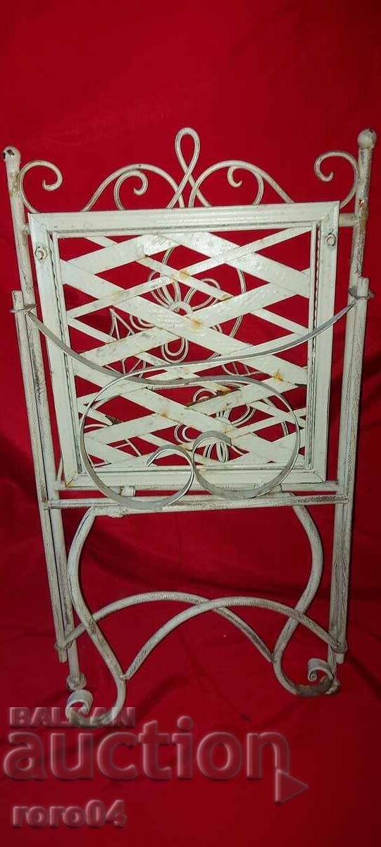 Delivery of OLD METAL FOLDING CHAIR Delivery of OLD METAL FOLDING CHAIR