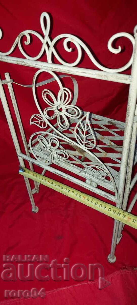 OLD METAL FOLDING CHAIR - 6 OLD METAL FOLDING CHAIR - 6