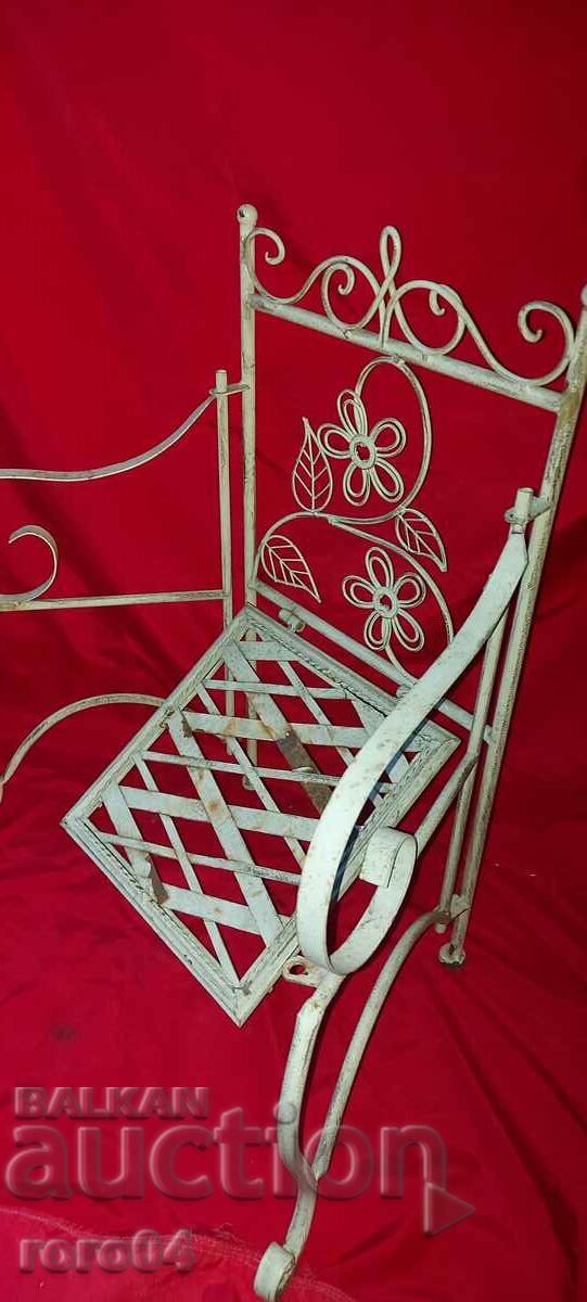 OLD METAL FOLDING CHAIR - 7 OLD METAL FOLDING CHAIR - 7