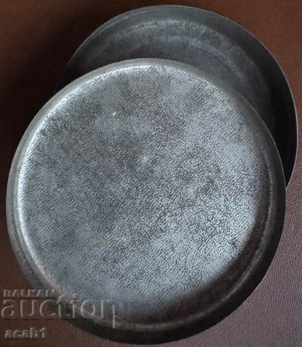 Auction Vintage Metal Box "White Dove" Auction Vintage Metal Box "White Dove"