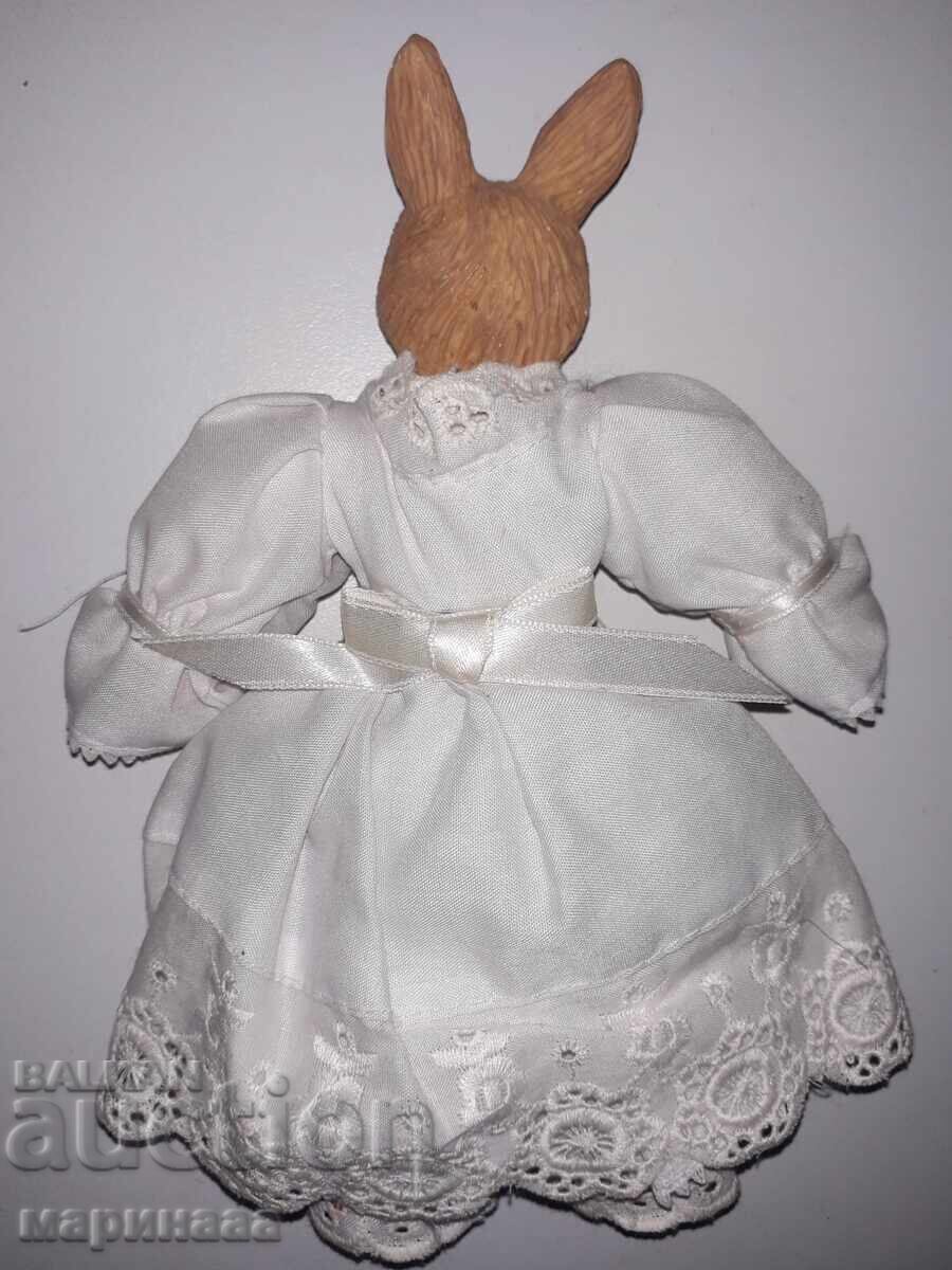 Auction  FIGURE. POLYRESIN. TEXTILE