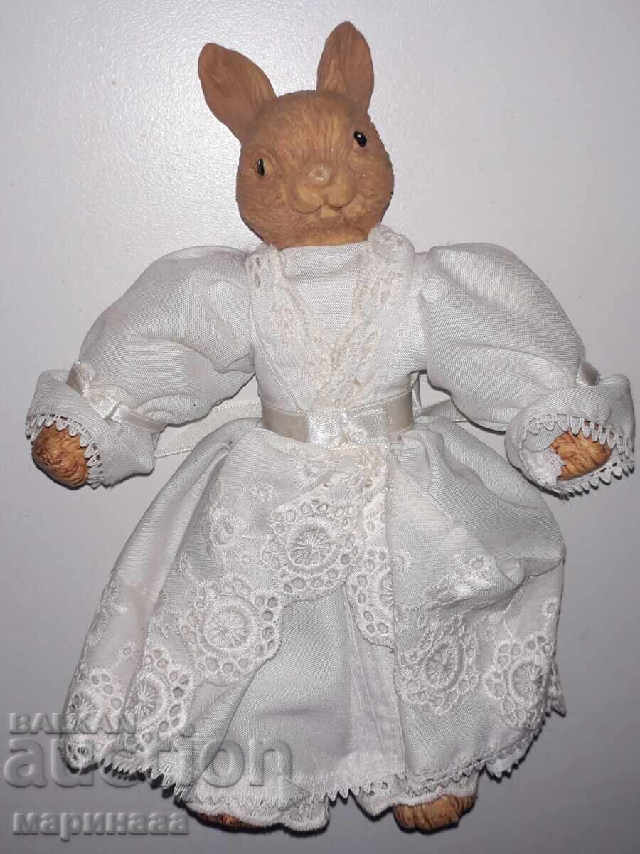 FIGURE. POLYRESIN. TEXTILE