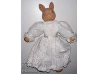 FIGURA. POLIREZINA. TEXTILĂ