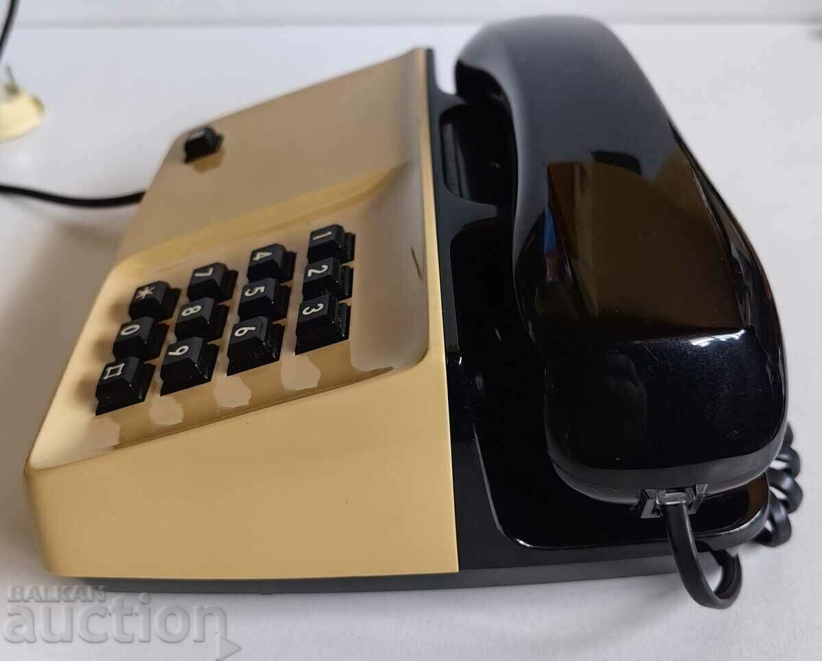 Delivery of .IN PERFECT CONDITION OLD PHONE WITH BUTTONS Delivery of .IN PERFECT CONDITION OLD PHONE WITH BUTTONS