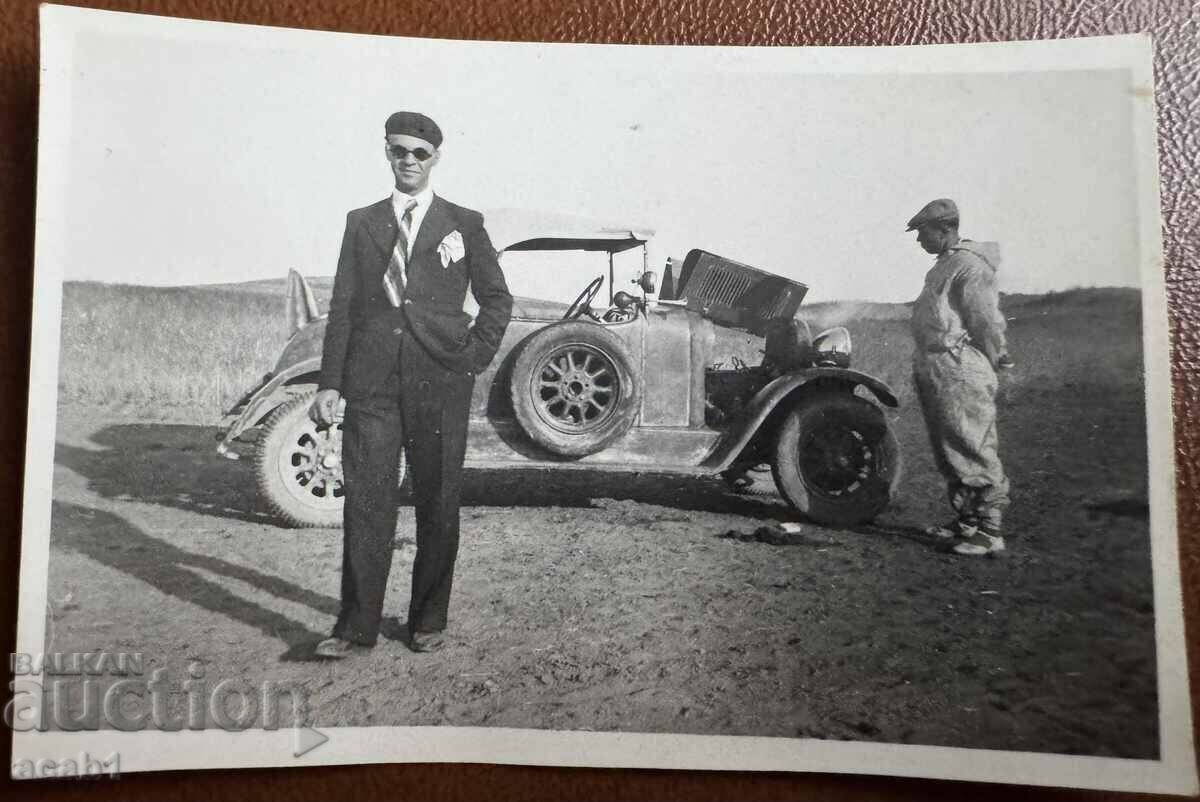 Ένα αυτοκίνητο στη δεκαετία του '30 ζεστάθηκε μετά από μια μακρά διαδρομή