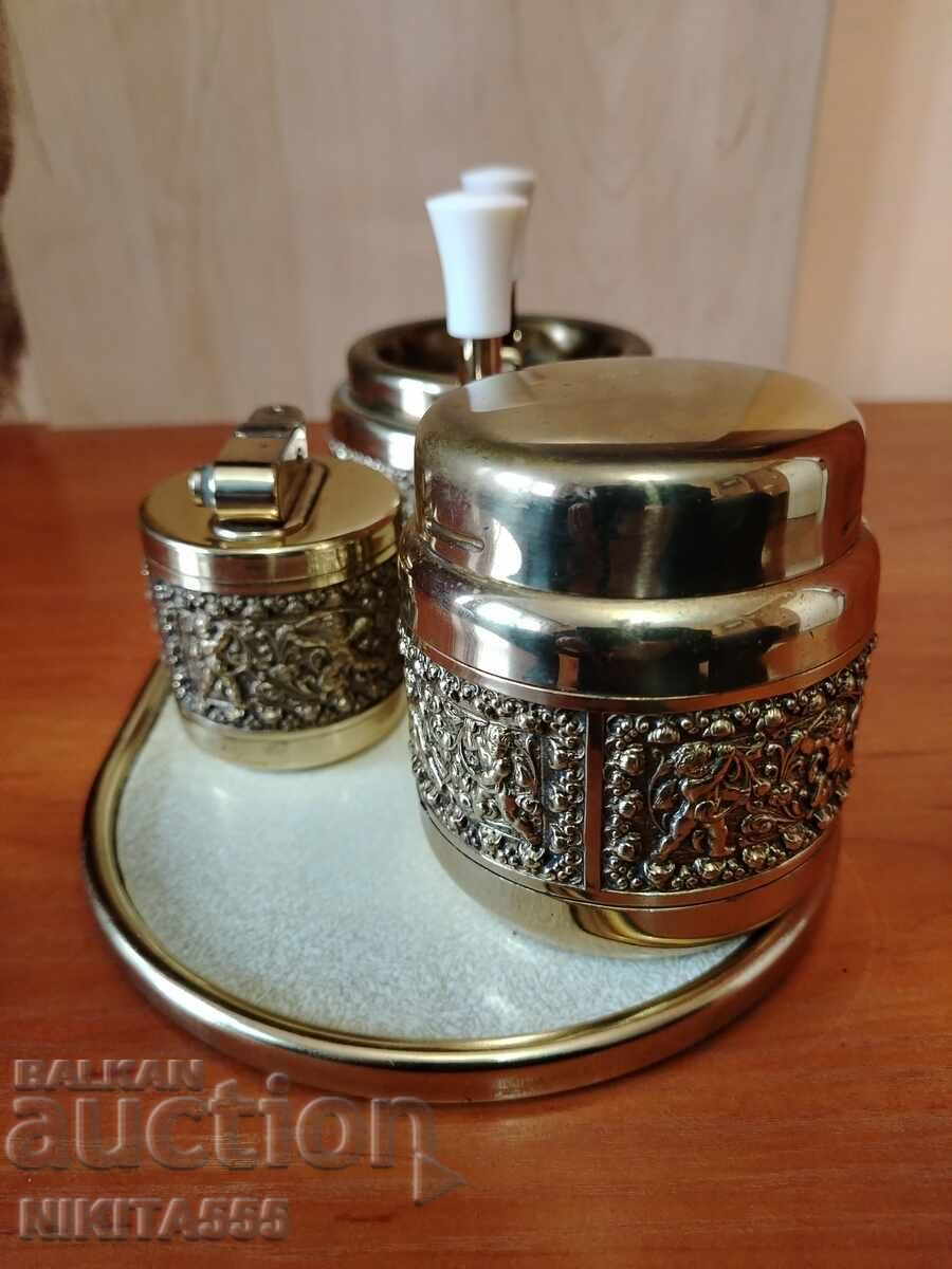 Δημοπρασία Ένα σπάνιο σετ καπνιστών Putti από την Erhard & Sons από τη Γερμανία Δημοπρασία Ένα σπάνιο σετ καπνιστών Putti από την Erhard & Sons από τη Γερμανία