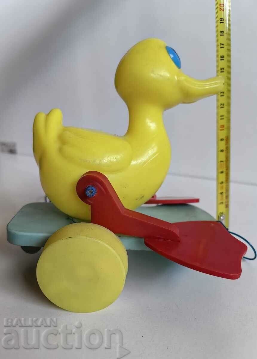 .PLASTIC DRAG DUCK SOC CHILDREN'S TOY - 5 .PLASTIC DRAG DUCK SOC CHILDREN'S TOY - 5