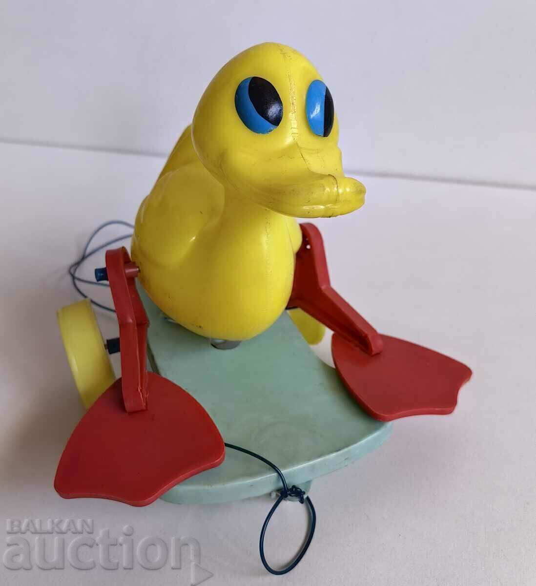 .PLASTIC DRAG DUCK SOC CHILDREN'S TOY .PLASTIC DRAG DUCK SOC CHILDREN'S TOY