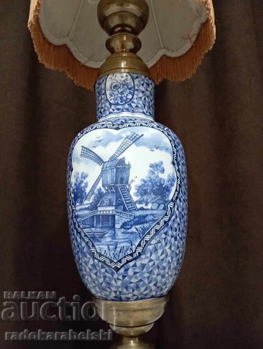 Licitație O lampă mare și frumoasă din porțelan antic