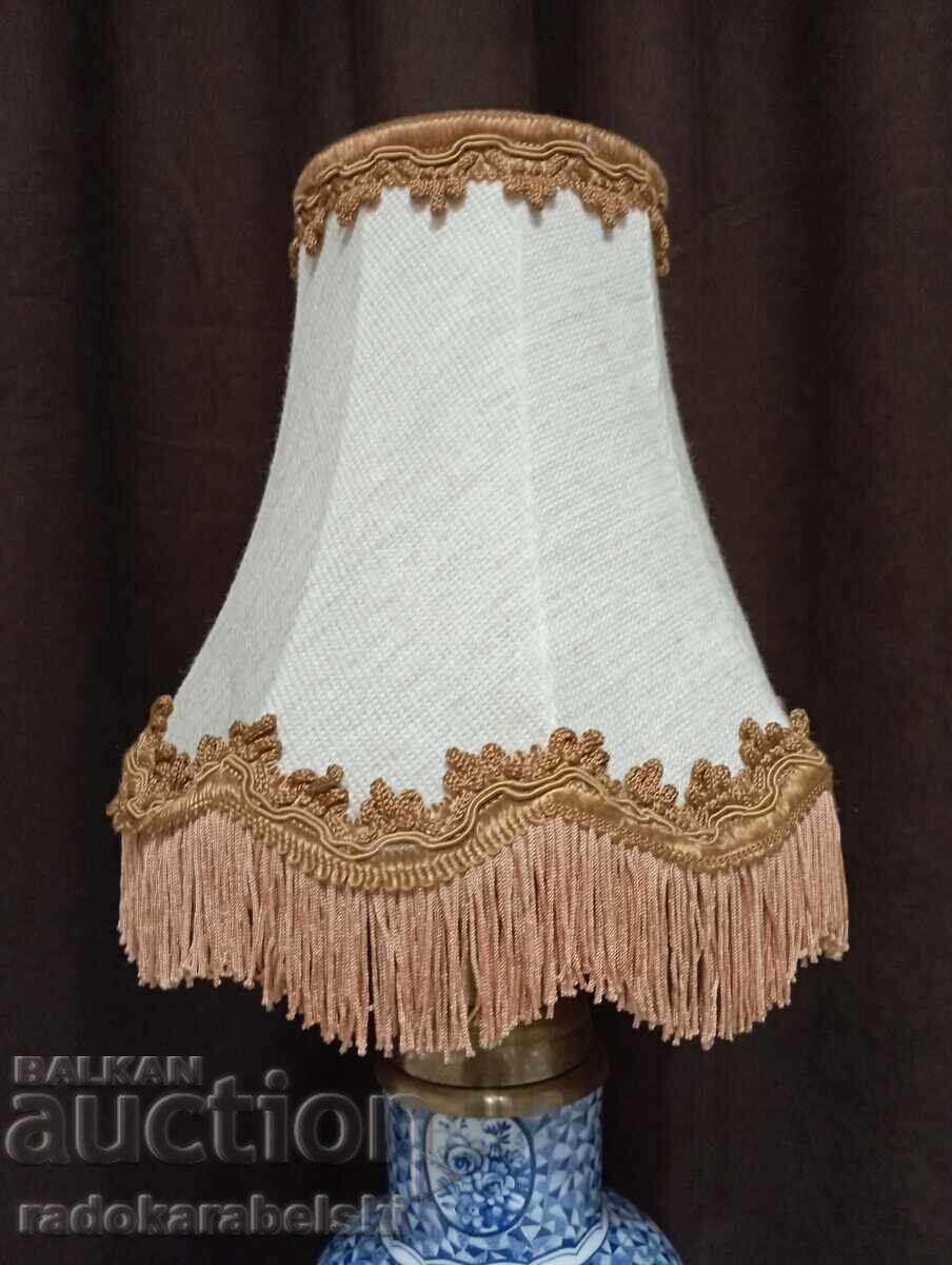 Livrarea O lampă mare și frumoasă din porțelan antic