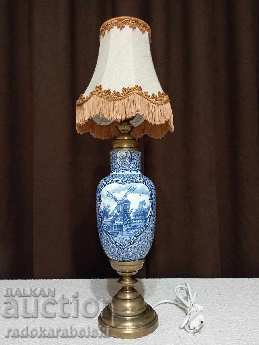 O lampă mare și frumoasă din porțelan antic