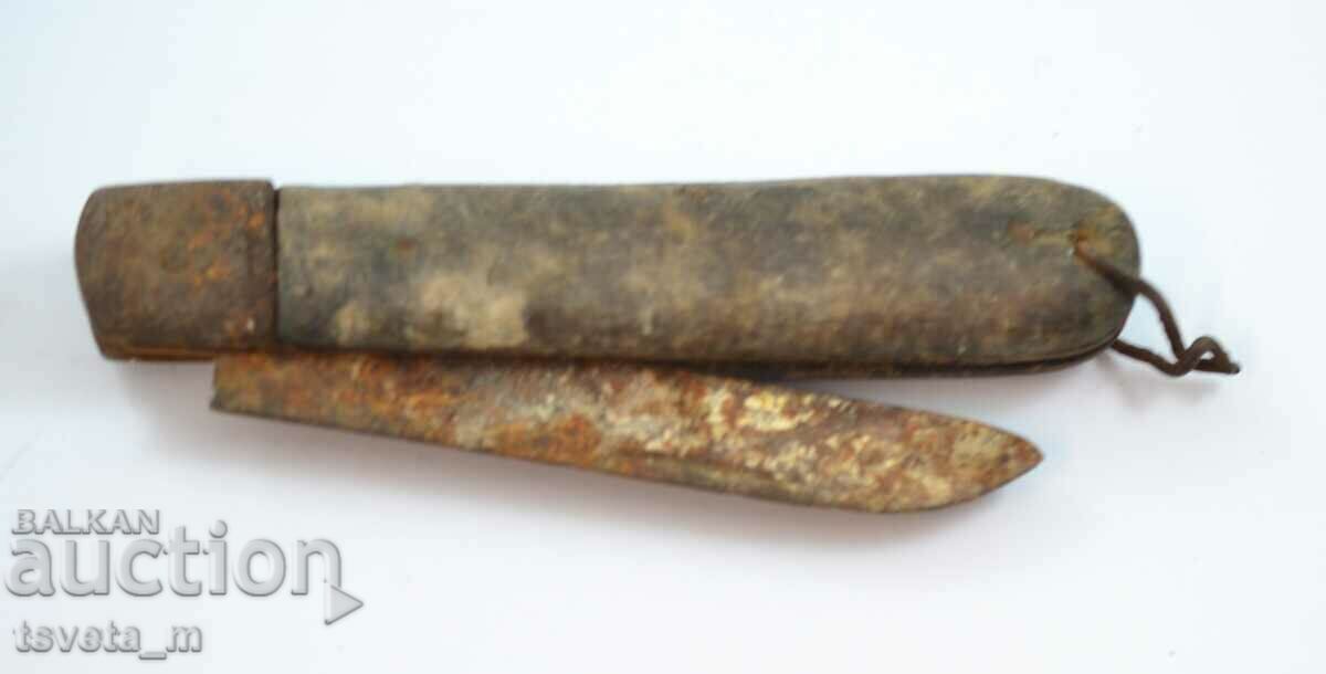 Antique pocket knife with wooden handle with price 2.00 BGN | € 1.02 Antique pocket knife with wooden handle with price 2.00 BGN | € 1.02