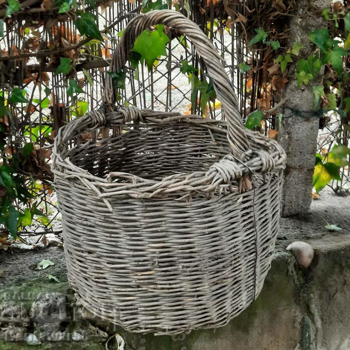 Coș vechi de răchită. Coș vechi de răchită.