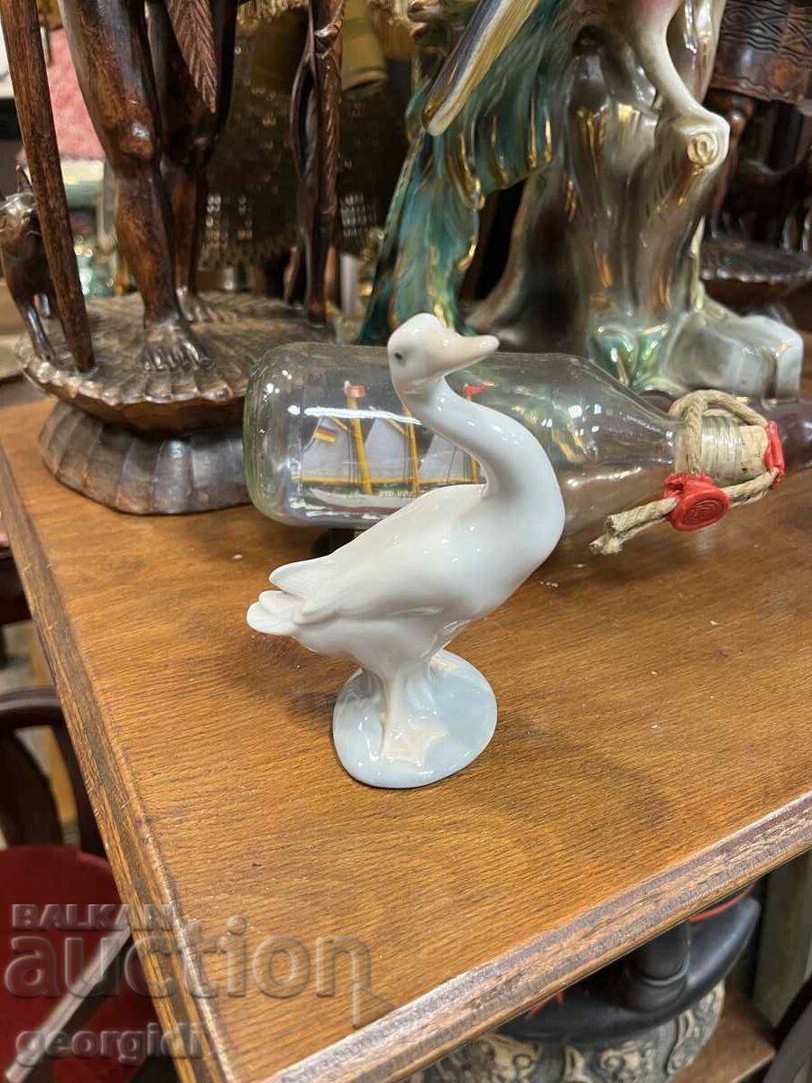 Spanish porcelain figure of a duck / duckling - Lladro. #611