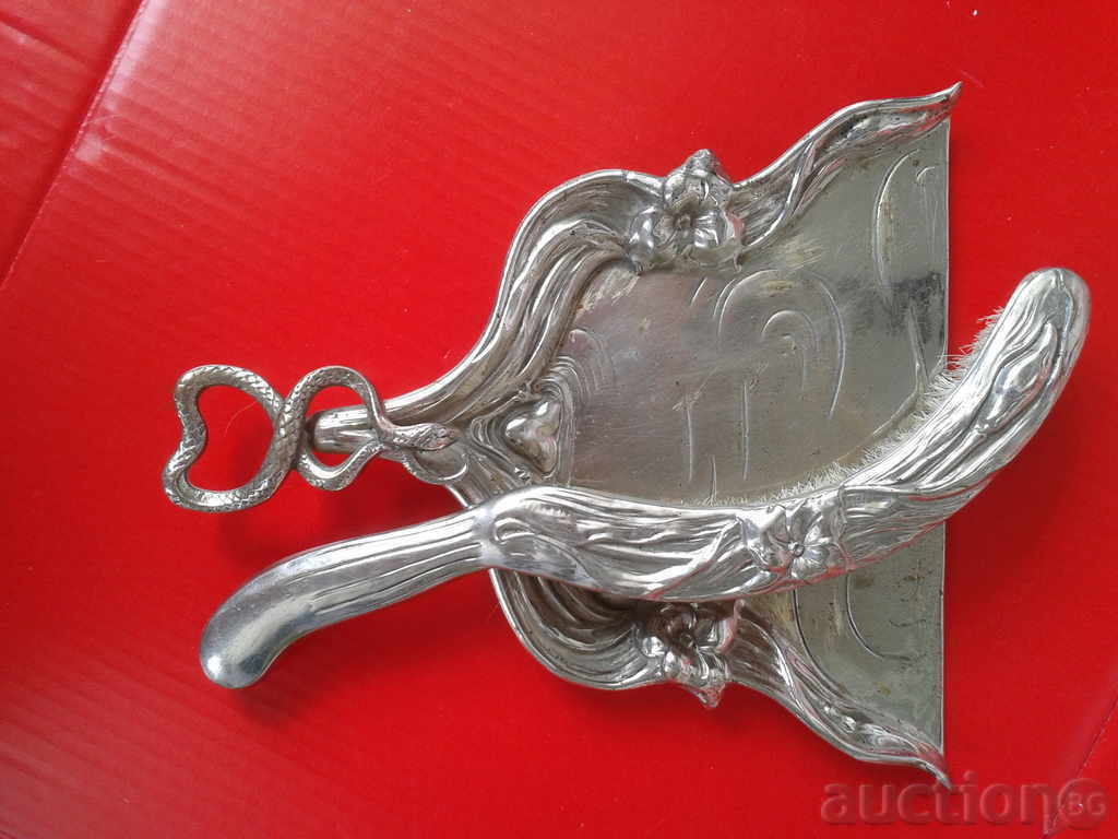 Auction Scoop for cleaning a table Auction Scoop for cleaning a table