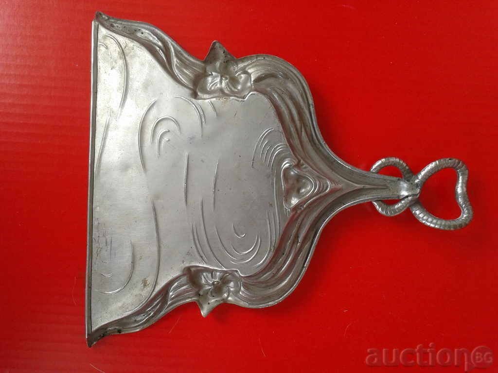 Delivery of Scoop for cleaning a table Delivery of Scoop for cleaning a table