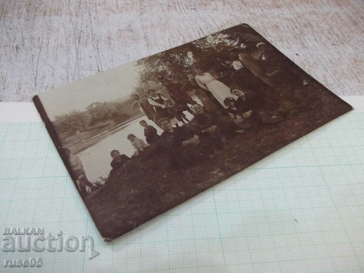 Auction Old photo of an outing by the river Auction Old photo of an outing by the river