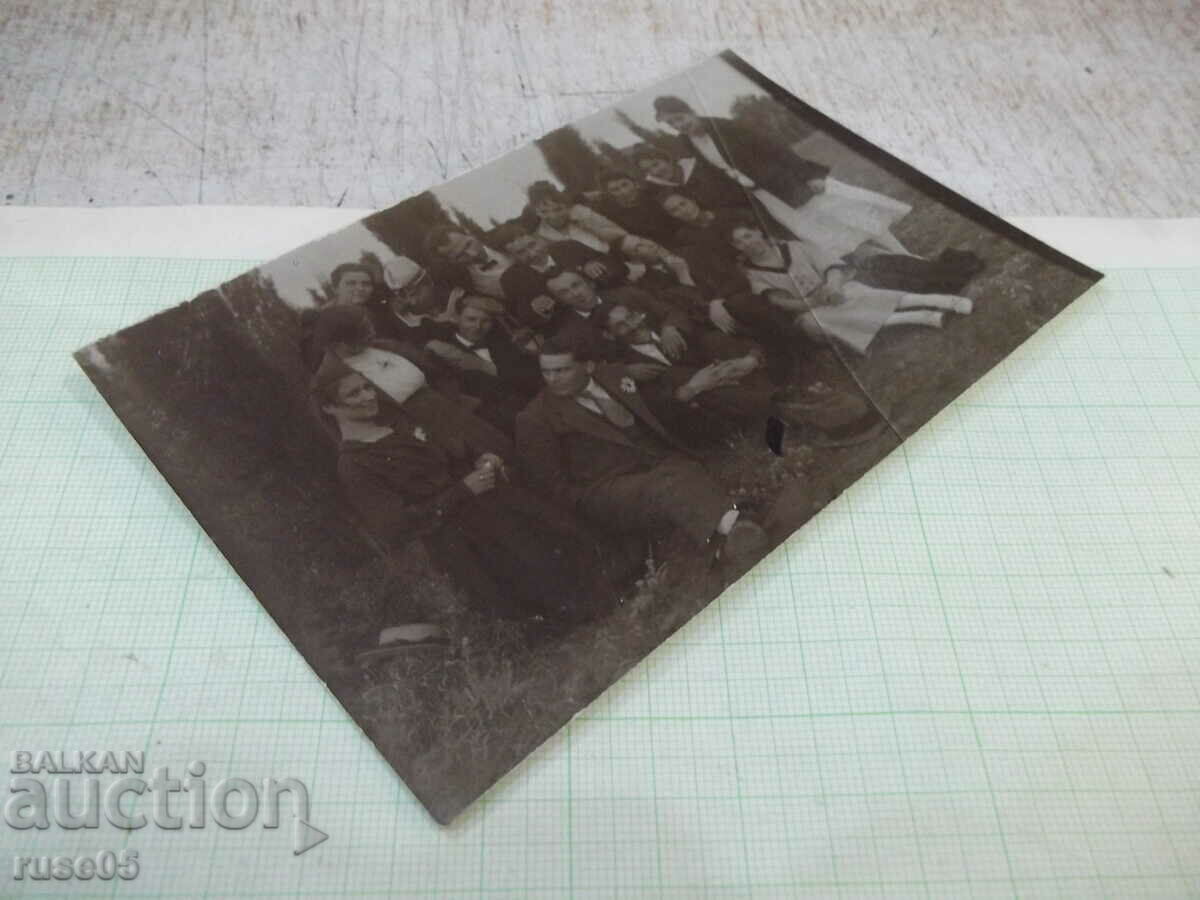 Δημοπρασία Παλιά φωτογραφία χαρούμενων νέων σε μια έξοδο Δημοπρασία Παλιά φωτογραφία χαρούμενων νέων σε μια έξοδο