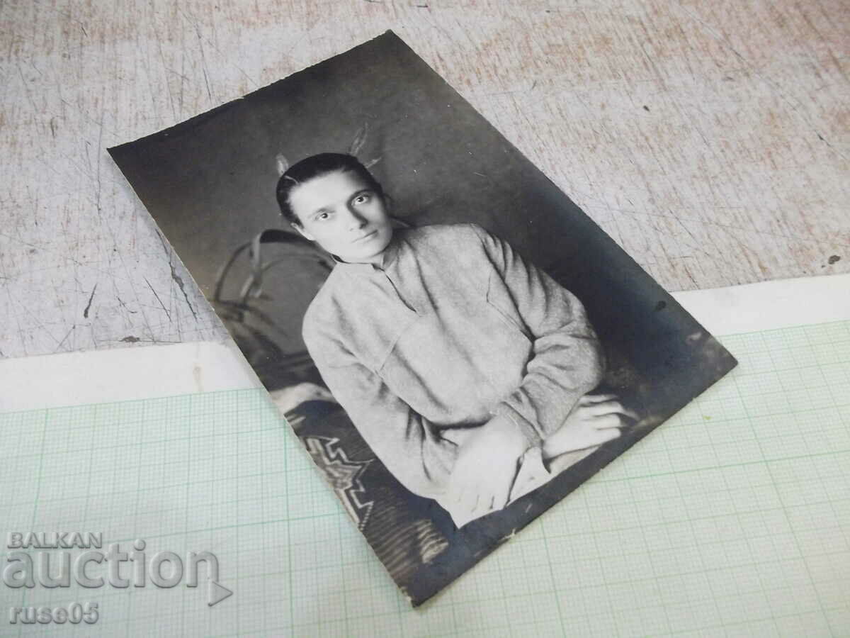 Δημοπρασία Παλιά φωτογραφία μιας κυρίας μπροστά από ένα λουλούδι