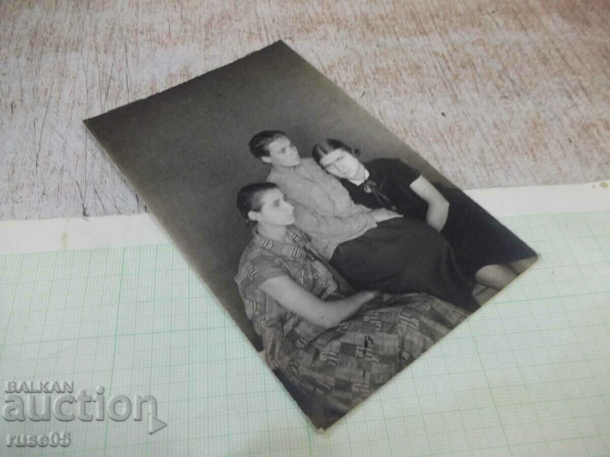 Auction Old photo of three seated women Auction Old photo of three seated women