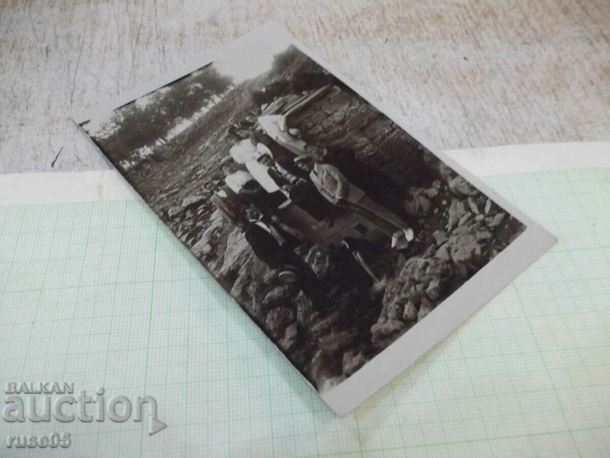 Auction Old photo of a group at the fountain - 1 Auction Old photo of a group at the fountain - 1