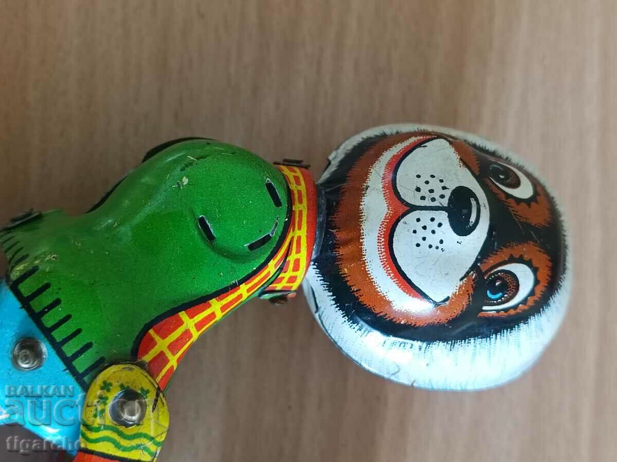 O jucărie veche de tablă - 5 O jucărie veche de tablă - 5