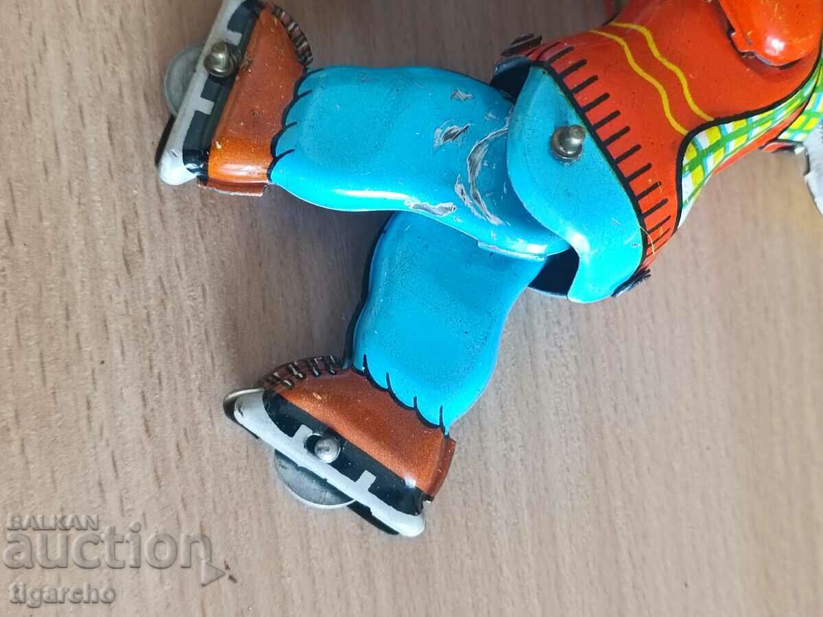 O jucărie veche de tablă - 7 O jucărie veche de tablă - 7