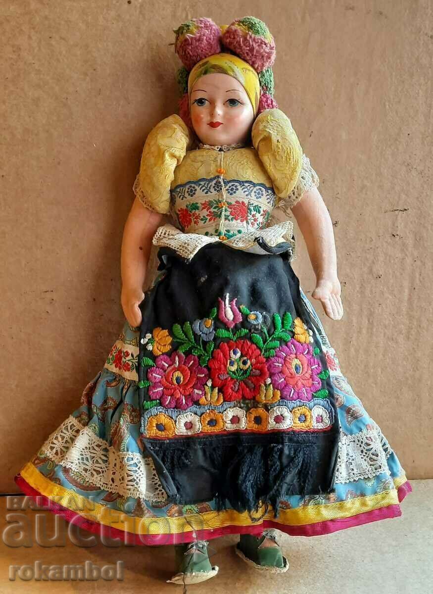 Papusa populara maghiara in haine traditionale