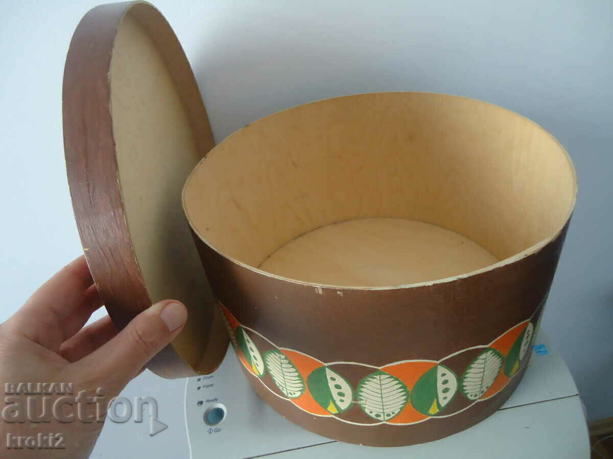 Auction Old vintage hat box Auction Old vintage hat box