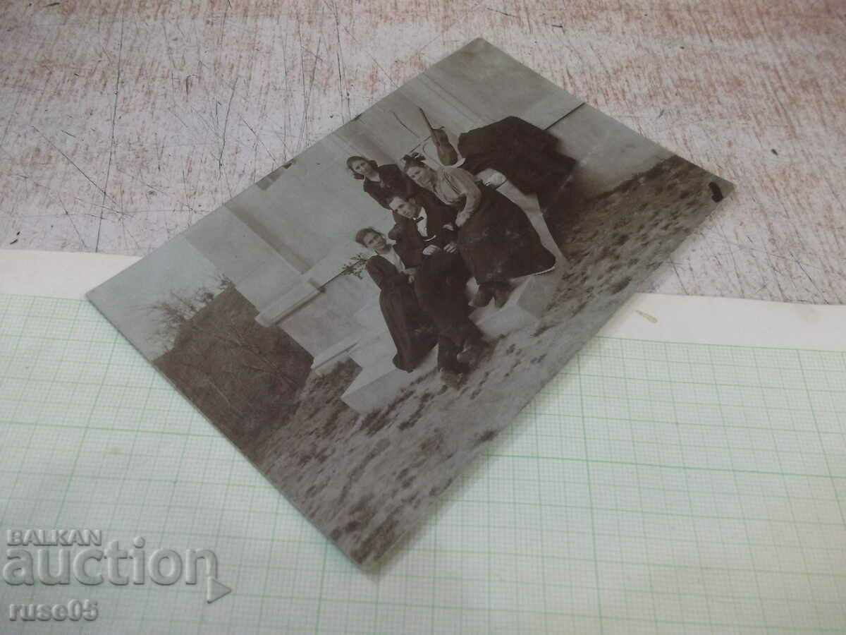 Δημοπρασία Παλιά φωτογραφία με φίλους στα σκαλιά Δημοπρασία Παλιά φωτογραφία με φίλους στα σκαλιά