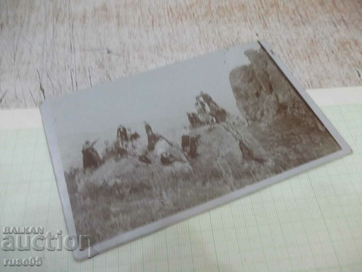Παράδοση Παλιά φωτογραφία με φίλους στα βράχια Παράδοση Παλιά φωτογραφία με φίλους στα βράχια