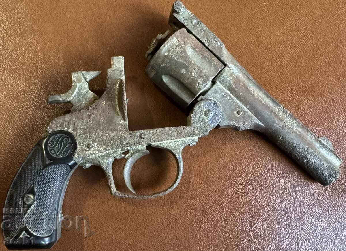 Revolver and Badge from Zida with price 749.99 BGN | € 383.46