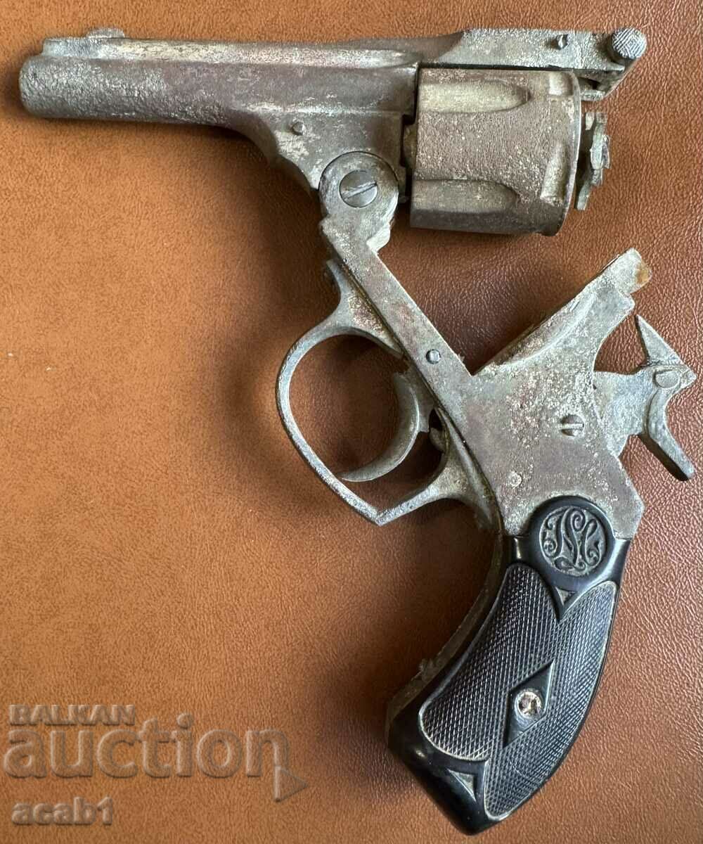 Auction  Revolver and Badge from Zida