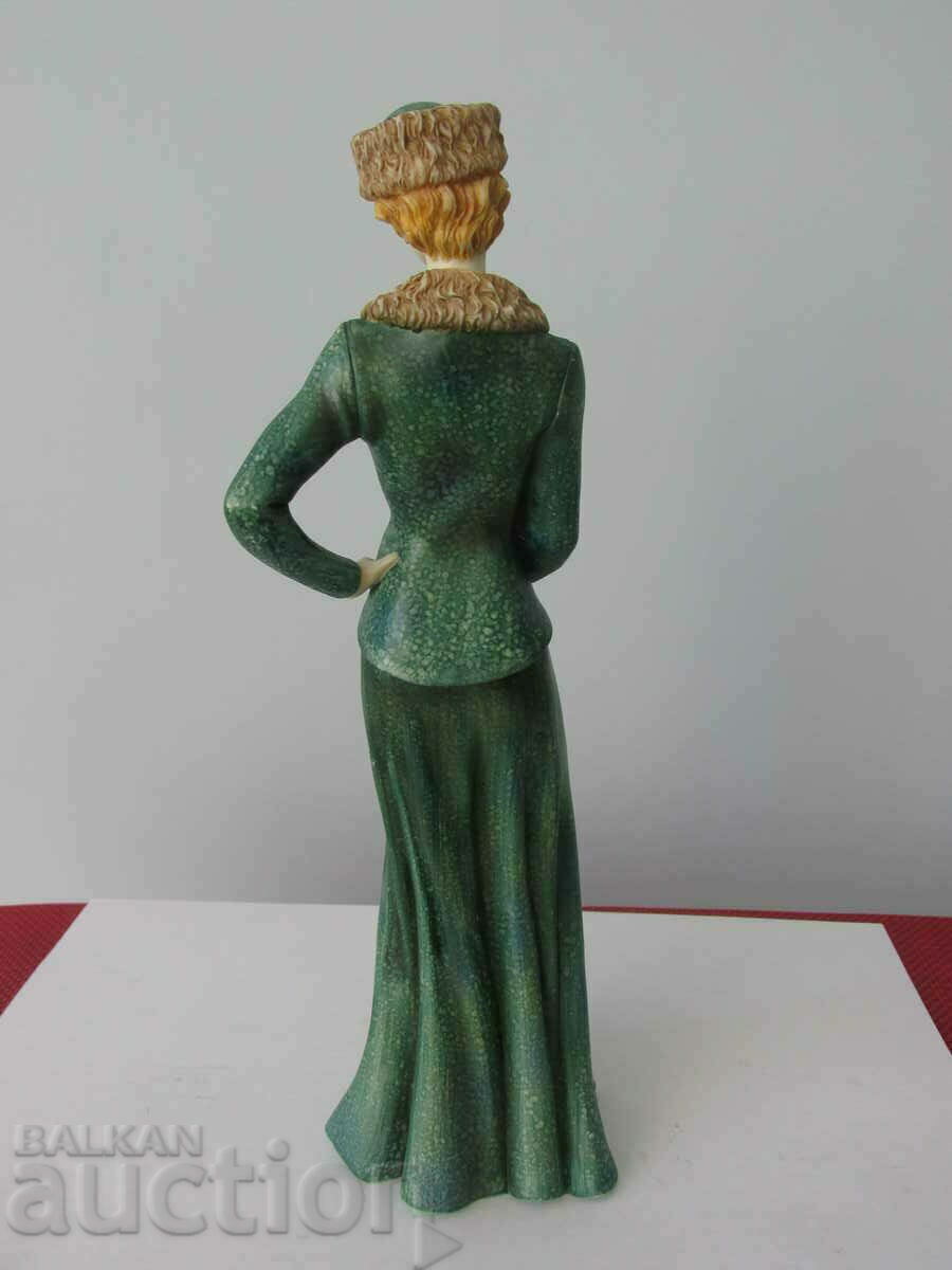 Auction Regal figurine Auction Regal figurine