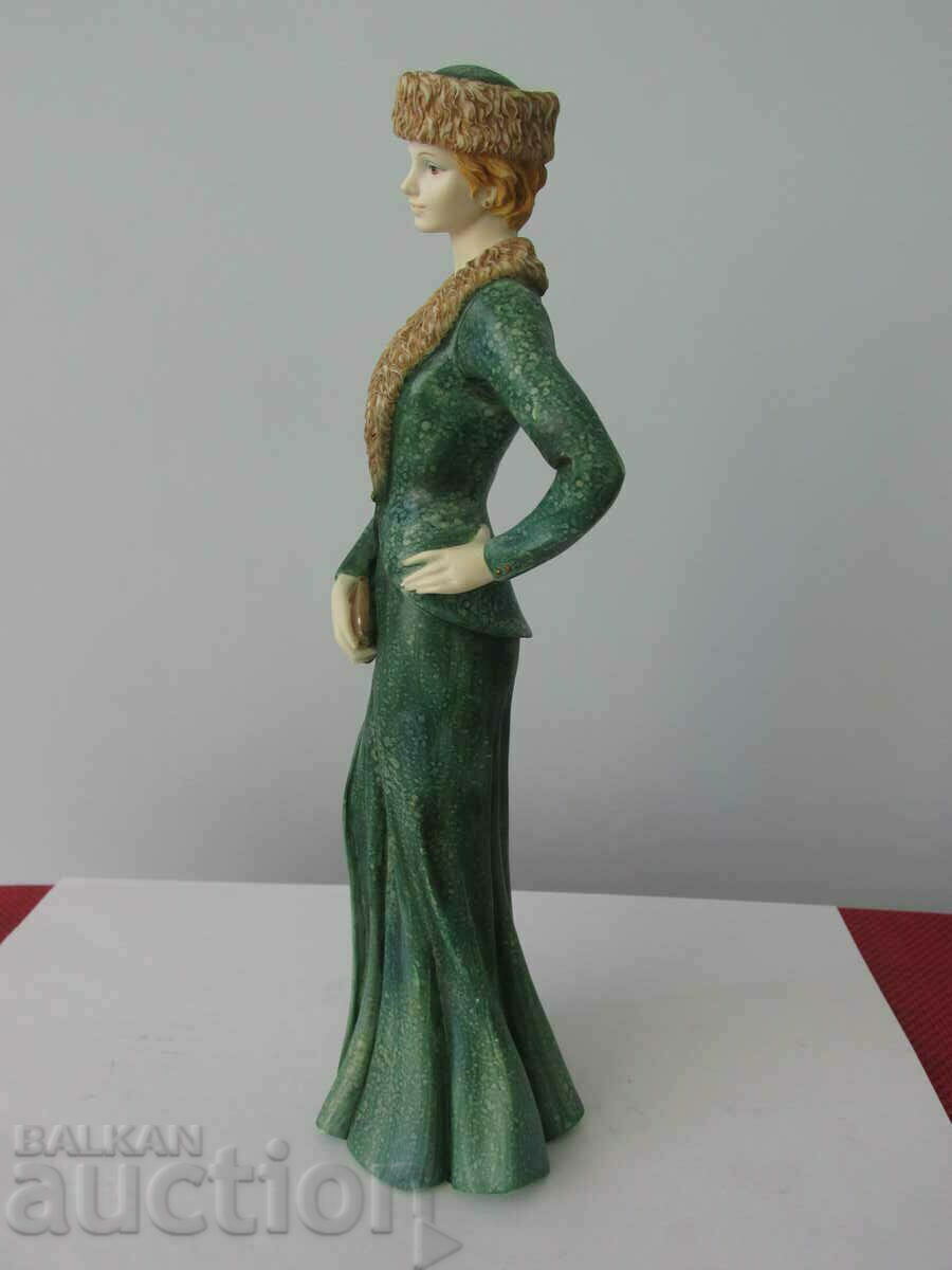 Delivery of Regal figurine Delivery of Regal figurine