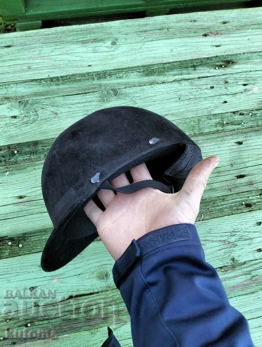 Vintage riding hat with price 39.99 BGN | € 20.45 Vintage riding hat with price 39.99 BGN | € 20.45
