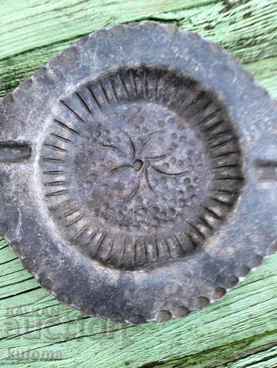 Wrought iron ashtray with price 24.99 BGN | € 12.78 Wrought iron ashtray with price 24.99 BGN | € 12.78
