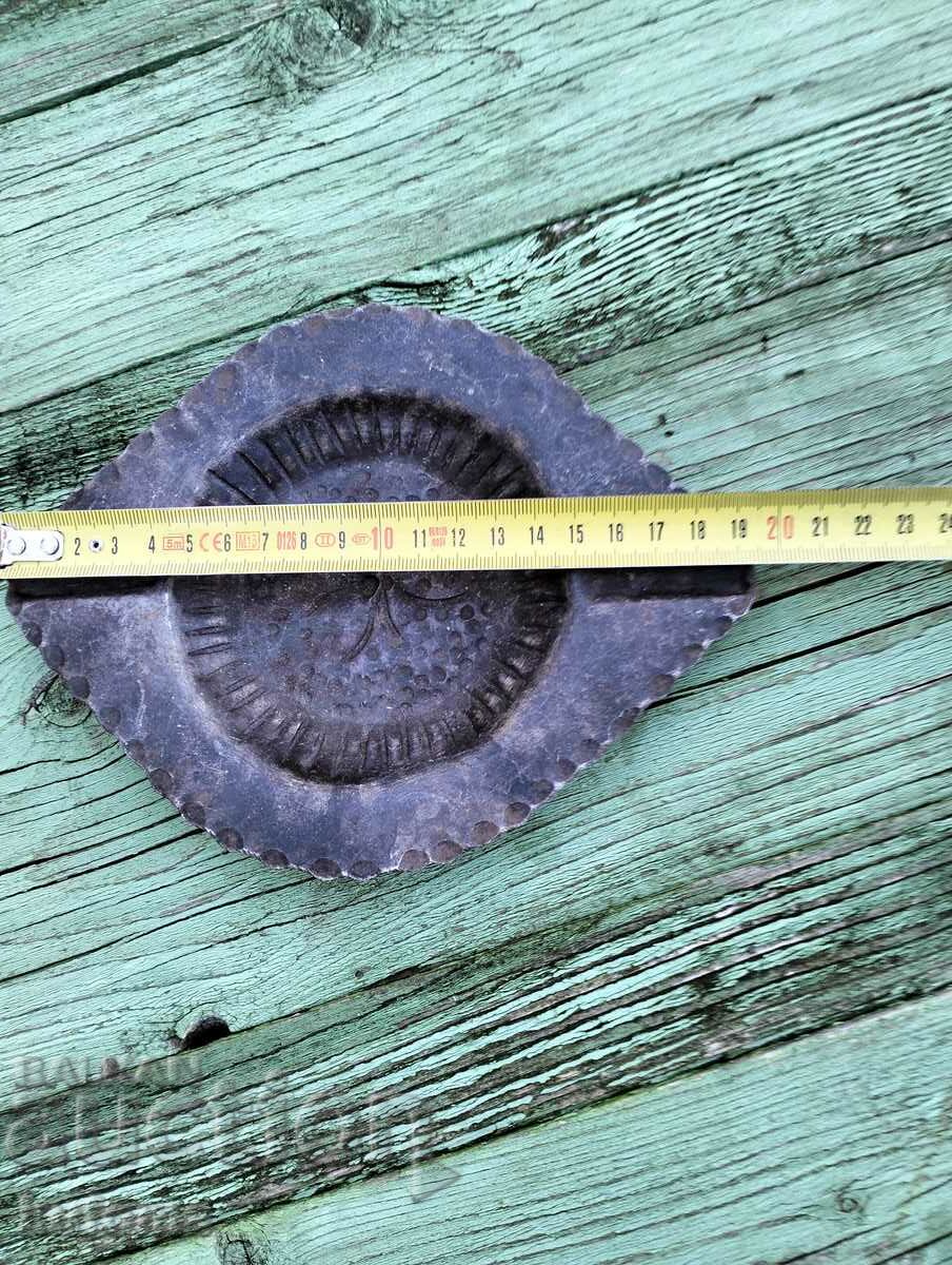 Auction Wrought iron ashtray Auction Wrought iron ashtray