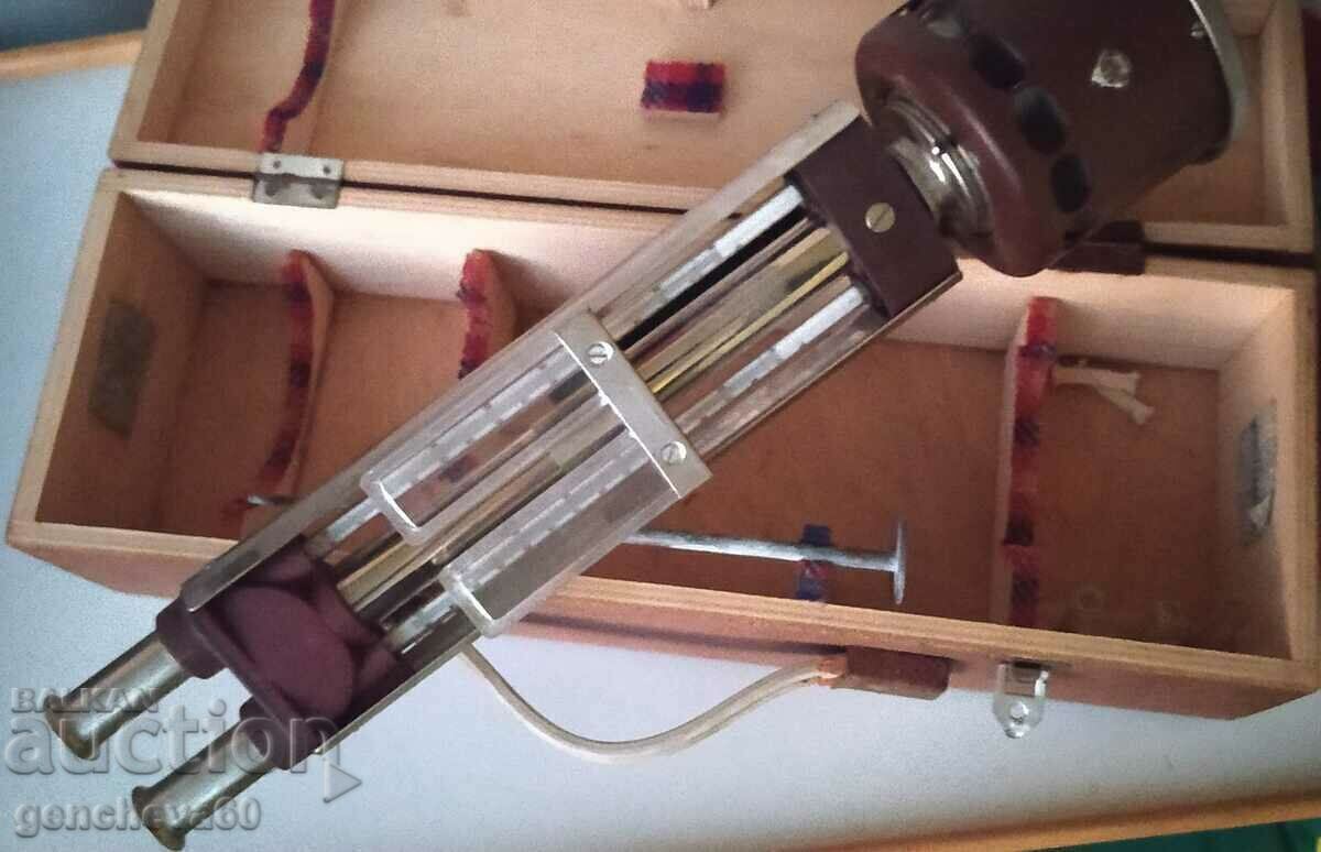 Delivery of Rare old device - Aspiration psychrometer Delivery of Rare old device - Aspiration psychrometer