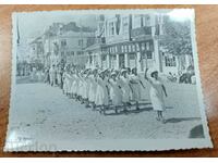 .1954 ASISTENȚE DEMONSTRAȚIE SOCIALĂ FOTO FOTOGRAFIE VECHE