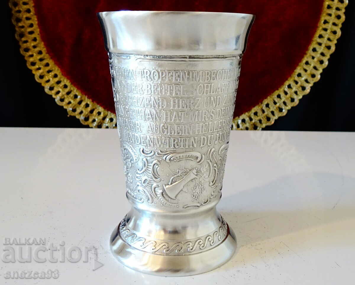 Delivery of German pewter cup, pictures of a love song. Delivery of German pewter cup, pictures of a love song.