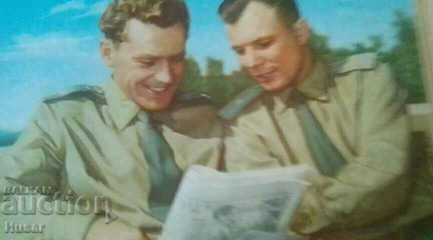 Livrarea Fotografie veche a cosmonauților Gagarin și Titov din 1961.