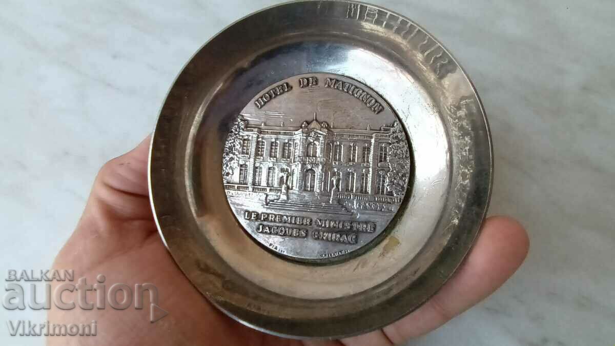 Delivery of Jacques Chirac,Pr,Hotel de Matignon,court,Jacques Chirac,marked Delivery of Jacques Chirac,Pr,Hotel de Matignon,court,Jacques Chirac,marked