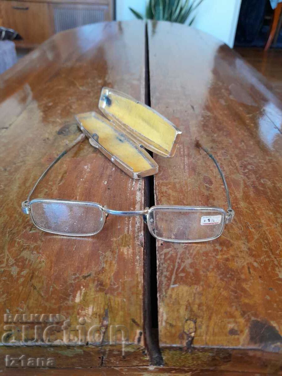 Delivery of Old glasses with case, box Delivery of Old glasses with case, box