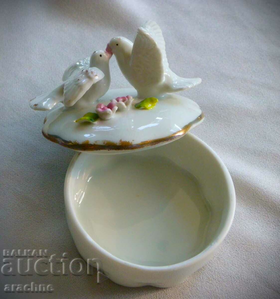 Много стара порцеланова бижутерка с цена 39.00 лв. | € 19.94 Много стара порцеланова бижутерка с цена 39.00 лв. | € 19.94